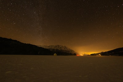 夜间雪山附近的空地